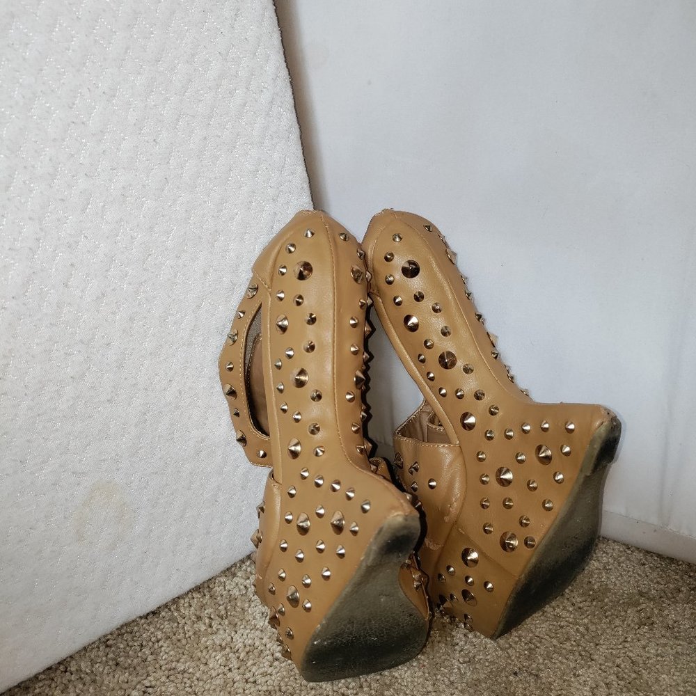 Privilaged tan studded high-heels
